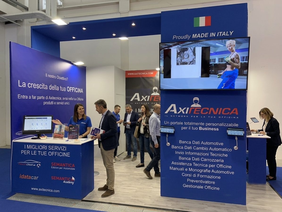 Lo stand Axitecnica ad Autopromotec 2022, con l'elenco dei servizi del portale e le postazioni dimostrative
